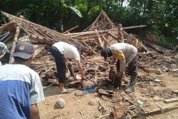 Miris! Akibat Lapuk, Rumah Nenek Sebatang Kara di Bantul Ambruk