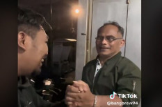 Potret Dokter Wayan yang Viral Tinggal di Rumah Penuh Sampah