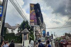 Papan Iklan Tak Berizin di Sarkem Jogja Ditindak Satpol PP