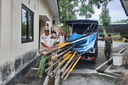 Tak Berizin, Belasan Reklame di Jalan Wates Dibongkar Satpol PP Kulonprogo