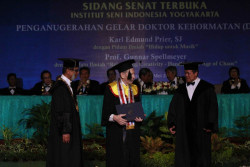 Pastur yang Kena Bacok di Gereja Bedog 2018 Silam Terima Gelar Doktor HC dari ISI Jogja