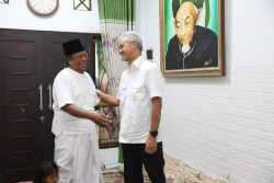 Gubernur Jawa Tengah, Ganjar Pranowo sowan ke Kediaman Gus Muwafiq di Sleman