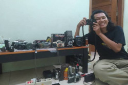 Pernah bak Jualan Kacang, Kamera Tua Jadi Harapan Laba Anak Muda yang Satu Ini