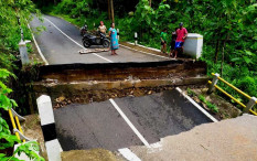 Pondasi Jembatan Manding Rusak Bertahun-tahun, Warga: Sudah Lapor Belum Ada Tindakan