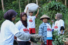 Beri Tampungan Air, OMG DIY Bantu Budi Daya Lele Warga Nglegi