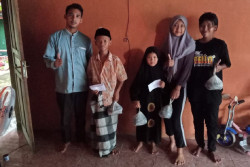 Mahasiswa S3 UIN Jogja Bagikan Uang Tunai ke Anak Yatim di Kebumen