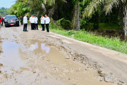 Jokowi Blusukan, 3 Daerah Digelontor Rp2,1 Triliun untuk Jalan Rusak