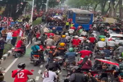 Menunggu Sejak Subuh, Ribuan Pecinta Sepakbola Sambut Pawai Garuda Muda