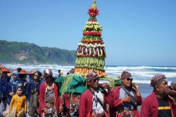 Warga Pesisir Bantul Gelar Upacara Adat Bekti Pertiwi Pasca Panen Raya