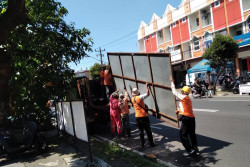 Bahayakan Pengguna Jalan, Dua Baliho di Kawasan Ini Dibongkar