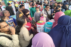 Ribuan Warga Serentak Minum Jamu Tradisional di Alun-Alun Selatan Jogja