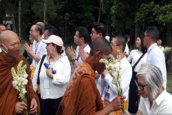 Biksu Ritual Thudong Melakukan Puja Bakti di Borobudur