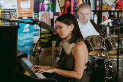 Lirik Lagu Backburner, Dinyanyikan NIKI di Tiny Desk