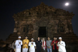 Tengku Zanzabella Akhirnya Bisa Sembahyang di Candi Ijo