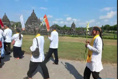 Khidmat, Ribuan Umat Buddha Ikuti Ritual Waisak di Candi Sewu Klaten