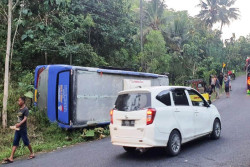 Bus Pariwisata Terbalik di Jalur Pantai Gunungkidul, Mesin Mati di Jalan Menanjak