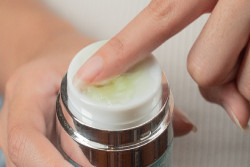 Cara Aman Menggunakan Skincare Cocktail, Simak di Sini