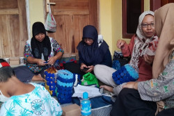 Warga Bumijo Ubah Limbah Tutup Botol Menjadi Tas
