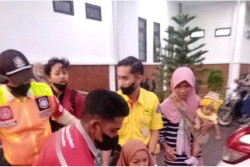 Hamil Tua, Seorang Ibu Melahirkan di Toilet Commuter Line Dhoho