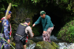 Tradisi Hari Bhayangkara, Polda DIY Apel Ambil Air Suci dari Umbul Manten Merapi
