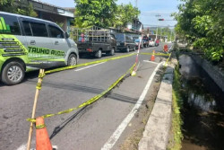Waduh, Jalan di Prambanan Ambles Akibat Truk Pengangkut Tanah Uruk Tol Jogja-Solo