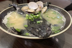 Viral, Restoran Ini Sajikan Ramen dengan Topping Seekor Katak