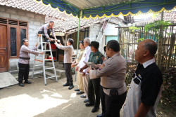 Polresta Sleman Bedah Rumah RTLH Milik Warga Tambakrejo