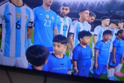 Kaget Lihat Jan Ethes dan Kiper Argentina Gandengan Masuk Lapangan, Begini Respons Jokowi