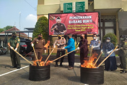 Kejari Bantul Musnahkan Barang Bukti dari 112 Perkara