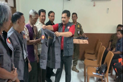 Bagikan Rompi, Eko Suwanto Dukung Jaga Warga Semangat Wujudkan Pemilu 2024 Bermartabat dan Berbudaya