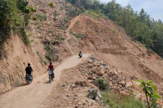 Belum Ditangani Pemkab Gunungkidul, Warga Gedangsari Buka Jalan Tertimbun Longsor Seadanya
