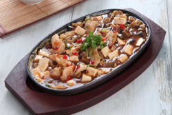Pencinta Makanan Laut Merapat, Nikmati Sajian Seafood Hotplate di Jogja Ini