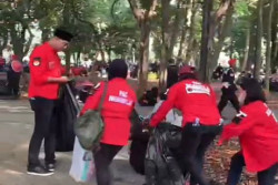 Hadiri Bulan Bung Karno, Kader Banteng Ngampilan Ikut Bersih-Bersih di GBK