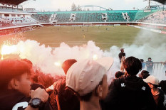 Dear Suporter, PT LIB Tambah Sanksi Penyalaan Flare