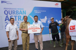 Iduladha, Daihatsu Bagikan Hewan Kurban ke Masyarakat di Jakarta dan Karawang