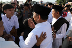 Salat Iduladha di Cimahi, Prabowo Disambut Warga dengan Antusias