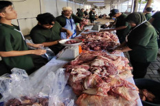 Kegembiraan Terpancar Dari Wajah Muslih dan Warga Penerima Bantuan  Paket Daging 112 Hewan Kurban PLN