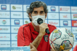 Dikalahkan PSS di Laga Pembuka Liga 1 2023/2024, Pelatih Bali United Teco Minta Maaf