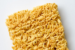 Perbedaan Mi Dibuat dengan Digoreng dan Dioven, Mana Lebih Sehat?