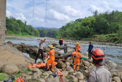 Simulasi Basarnas, Mobil Dicemplungkan Sungai Progo