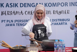 Tintin Rayner Ajak Masyarakat Pakai Kompor Induksi, Sekali Coba Langsung Jatuh Cinta