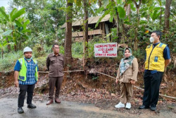 Jalan Rusak, Warga Pasang Spanduk: Orang Hamil Jangan Lewat Dulu
