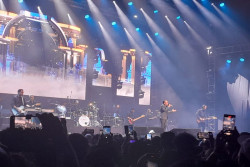Rampungkan Konser 30 Tahun, Ari Lasso Tampil Memukau