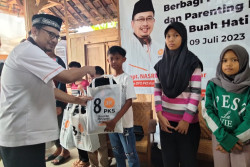 Memasuki Tahun Ajaran Baru, PKS Bagikan Perlengkapan Sekolah untuk Pelajar di Kota Jogja