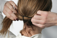 Mengikat atau Menjepit Rambut, Mana yang Lebih Baik?