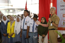 Tegas! Ganjar Bebastugaskan Kepala Sekolah yang Tarik Pungli ke Siswa