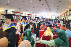 Parade Budaya Lintas Daerah Warnai Kelulusan Ribuan Mahasiswa Stipram