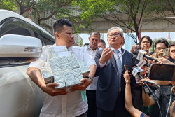 Maqdir Penuhi Janji, Ini Penampakan Uang Rp27 M Terkait Korupsi BTS Kominfo yang Dibawa ke Kejagung