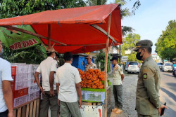Dirikan Lapak di Bahu Jalan Umum, PKL di Sekitar Alun-Alun Wates Ditertibkan