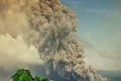 Kembali Erupsi Disertai Guguran Awan Panas, Gunung Semeru Berstatus Siaga!